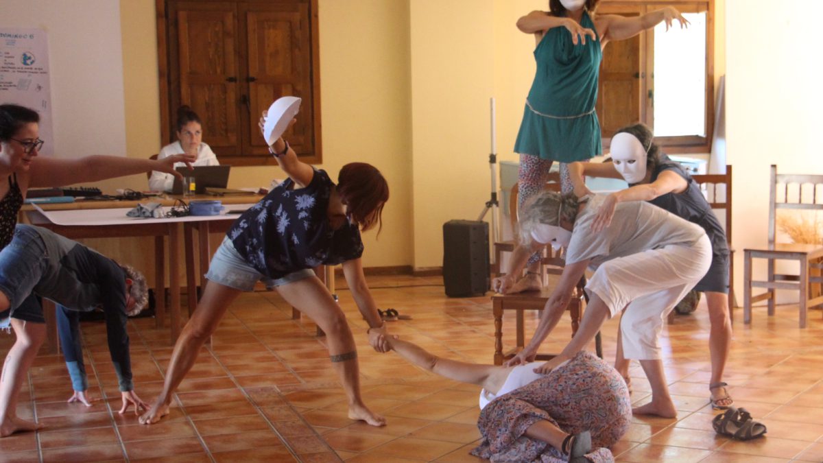 Grupo de personas creando una escultura con sus cuerpos conectados entre sí